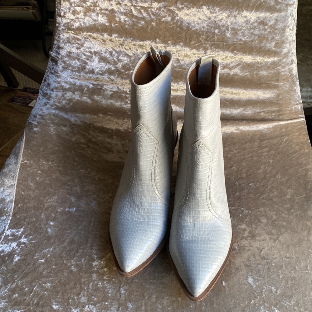 Western/modern ankle boots. Greyish (white off ) animal print.Comfortable heals
